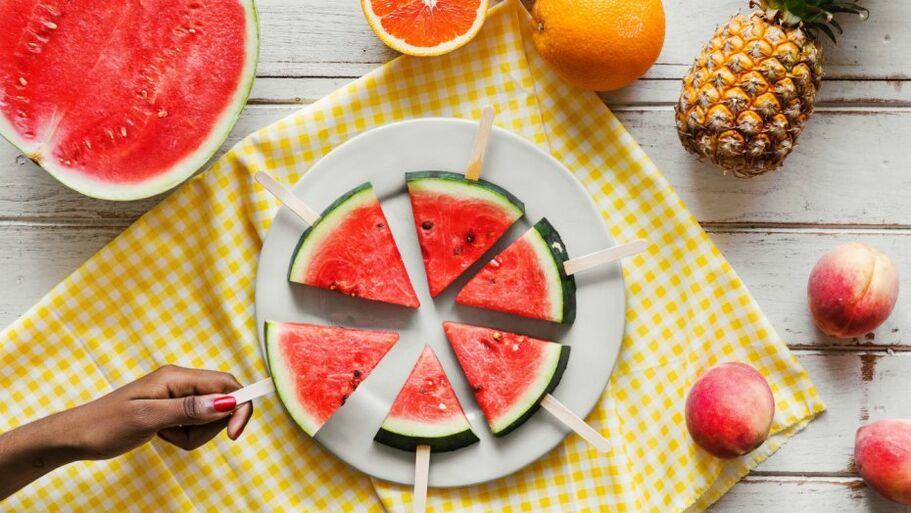 Kawałki arbuza na patykach